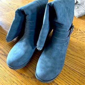 Brand new Gray boots size 8